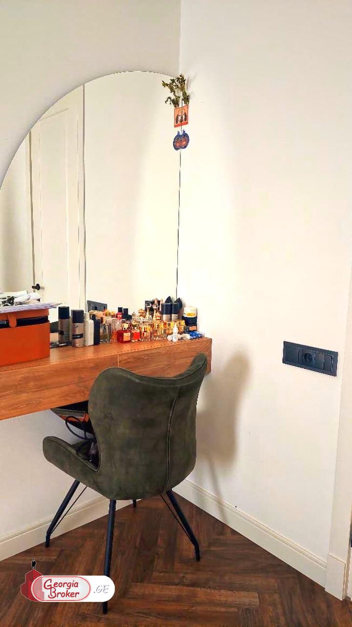 продается квартира с новым ремонтом 4-комнаты